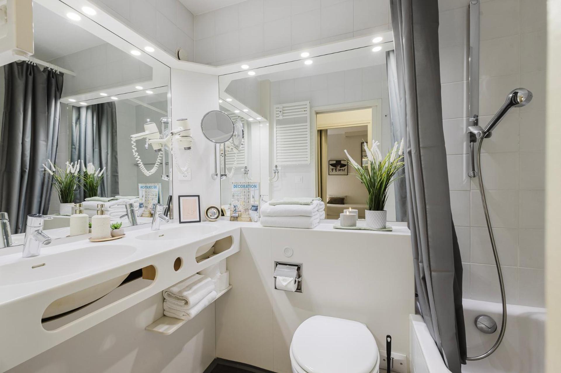 Luganersee, Pool, Strand, Parkplatz, Suite 204 Бисон Екстериор снимка